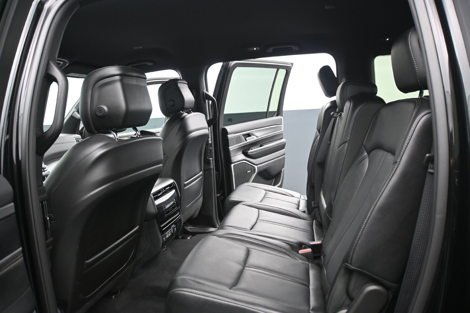 Used 2025 Jeep Wagoneer L Series II w/ 8-pass Seating Package AWD/4WD image 18