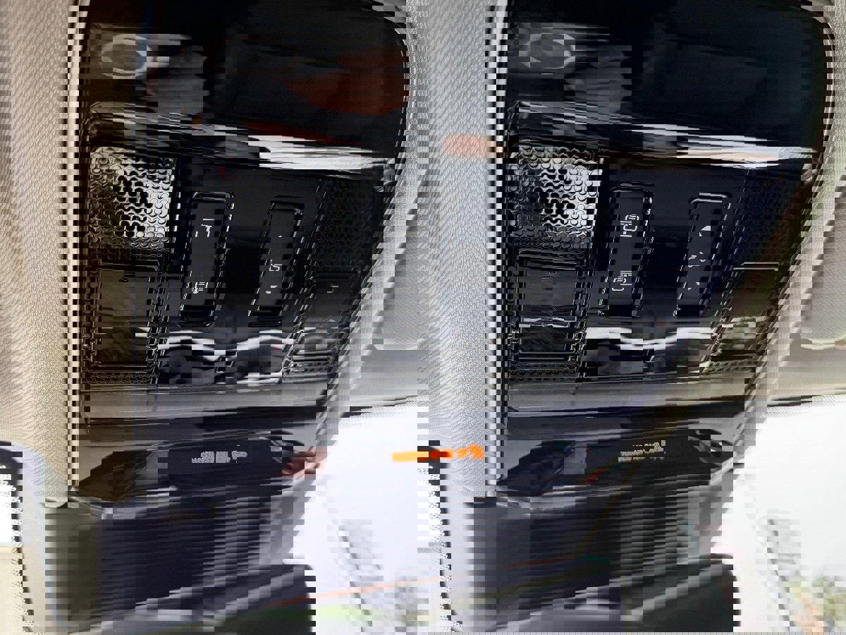 Used 2025 Land Rover Range Rover Long Wheelbase SE image 35