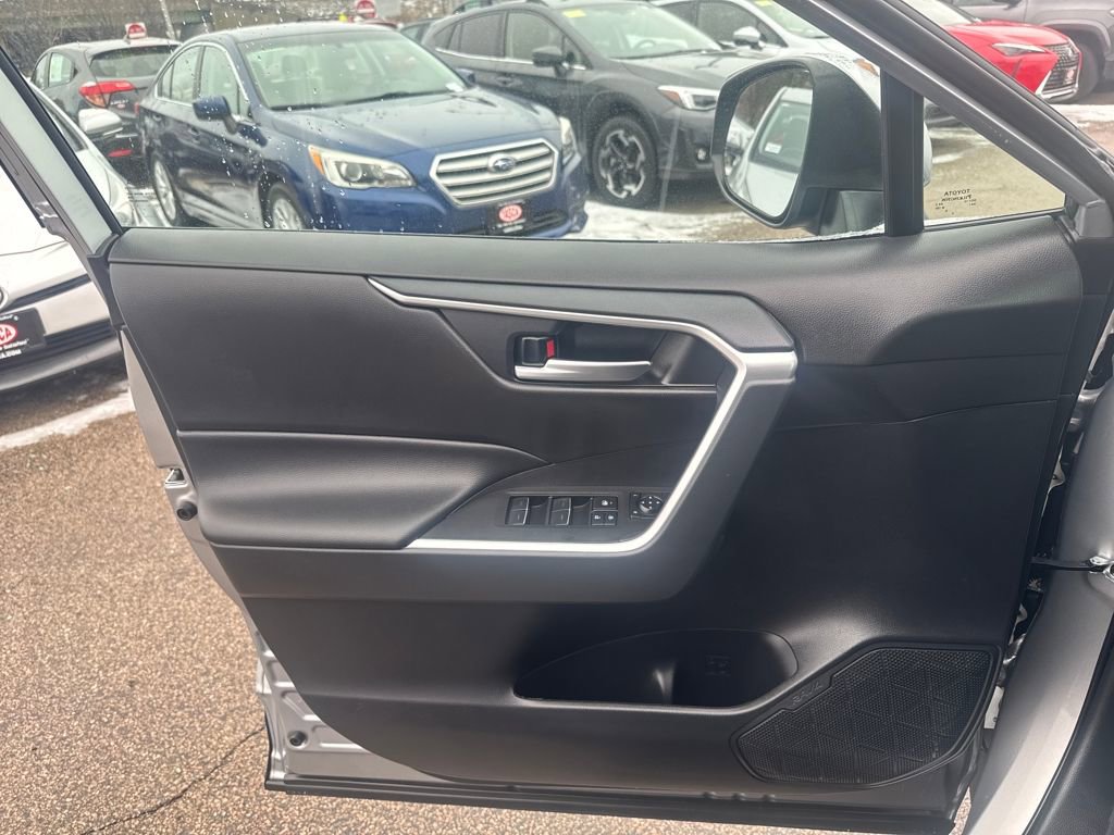 Used 2025 Toyota RAV4 XLE image 33