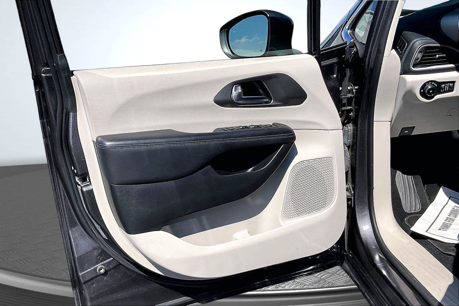 Used 2021 Chrysler Pacifica Touring w/ Cold Weather Group FWD image 21
