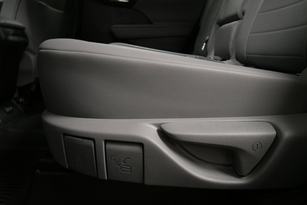 Certified 2023 Toyota Highlander XLE image 22