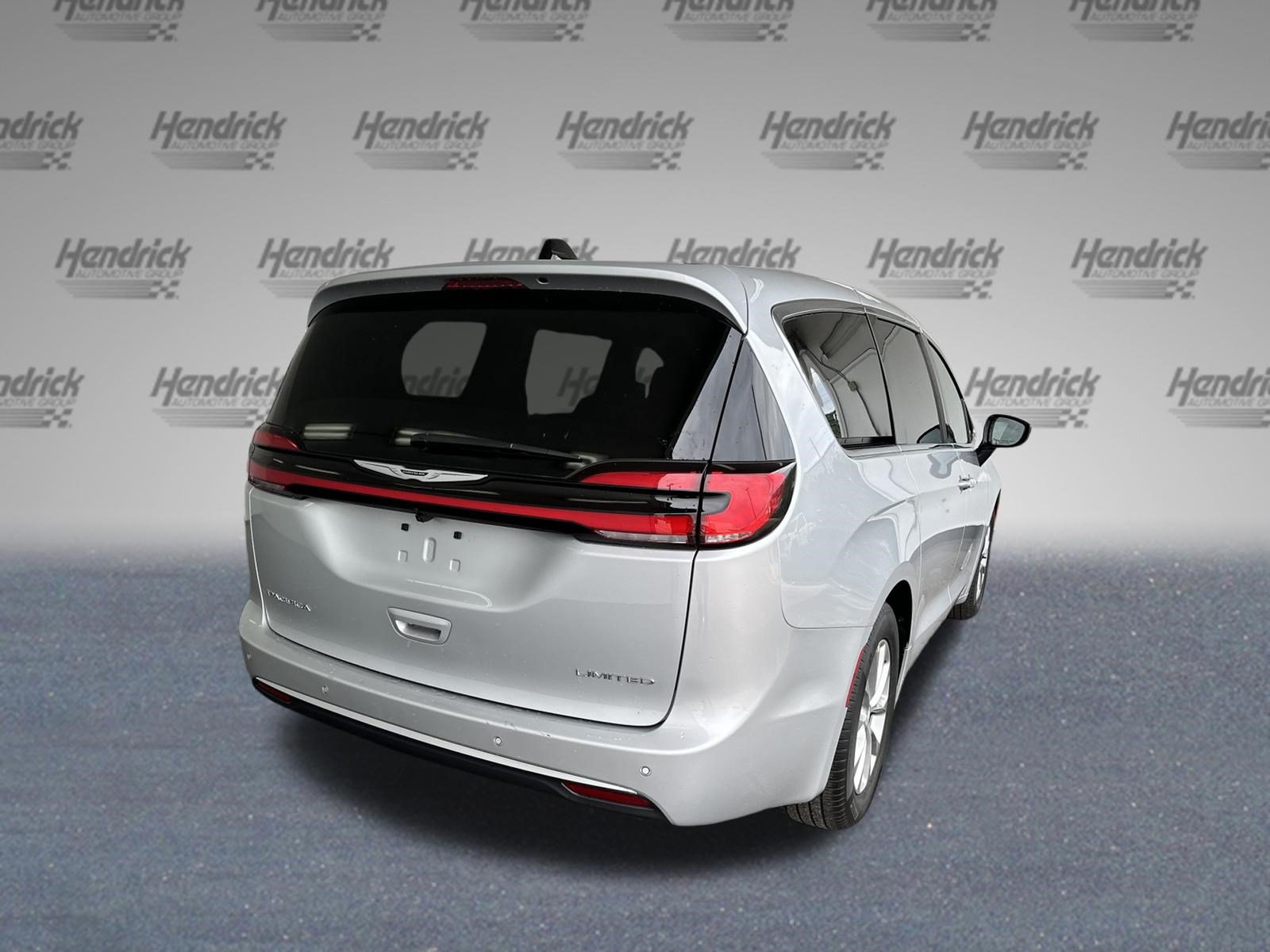 Used 2026 Chrysler Pacifica Limited FWD image 8