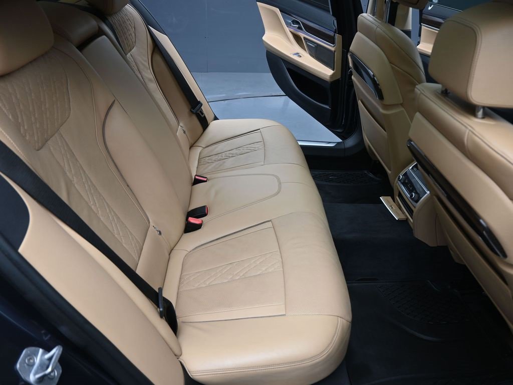 Used 2020 BMW 740i w/ Premium Package image 29