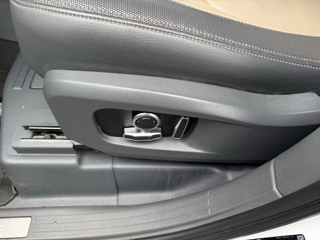 Used 2023 Land Rover Defender 130 X-Dynamic SE image 11