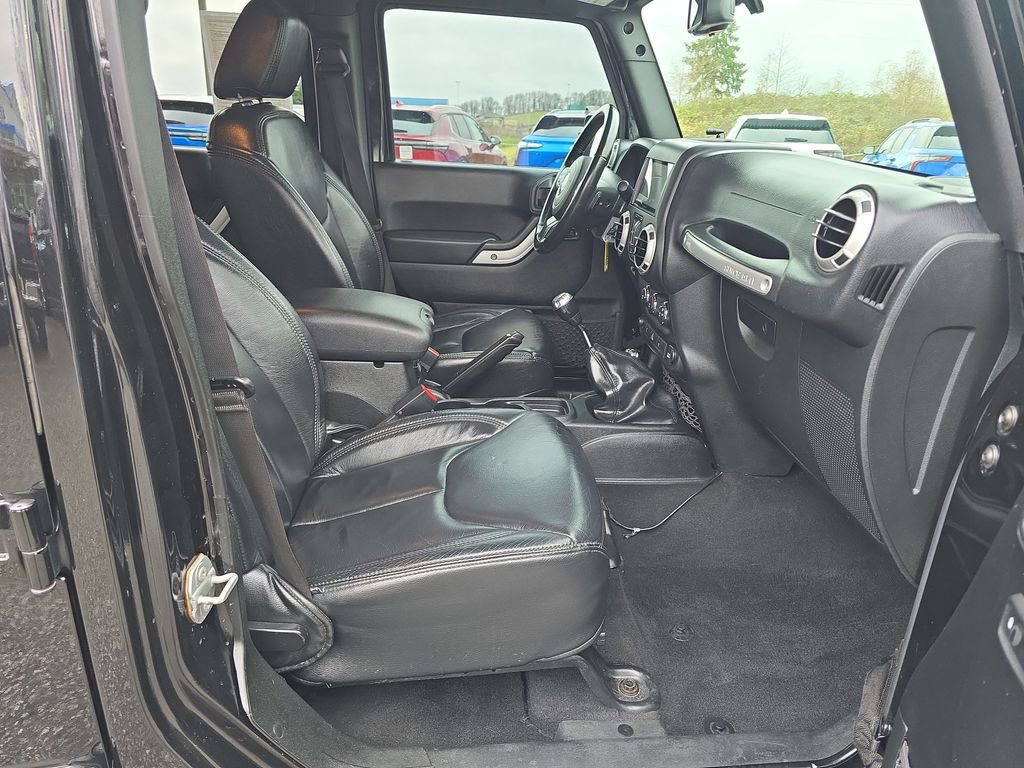 Used 2018 Jeep Wrangler Unlimited Sahara w/ Dual Top Group image 27