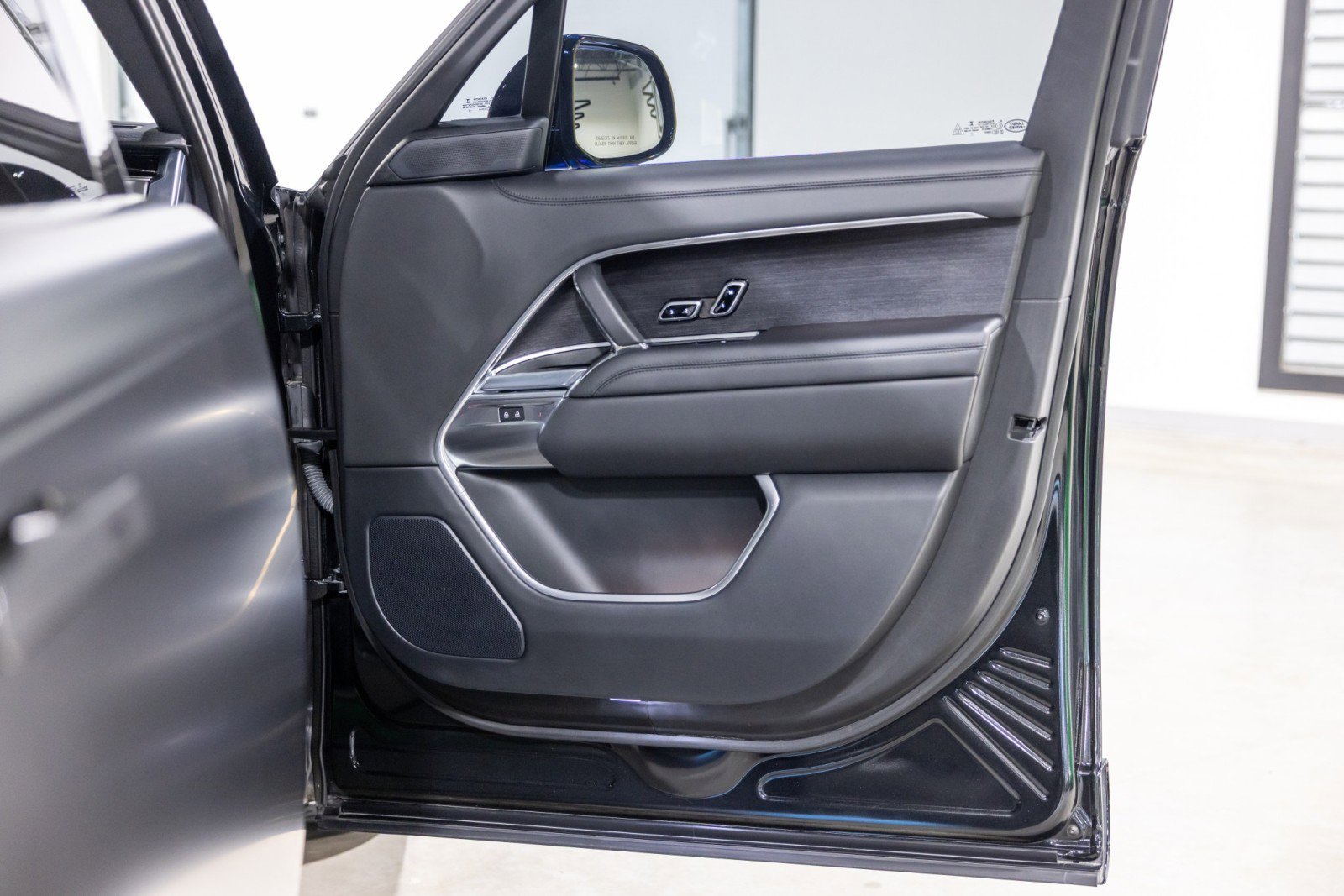 Used 2023 Land Rover Range Rover SE image 25