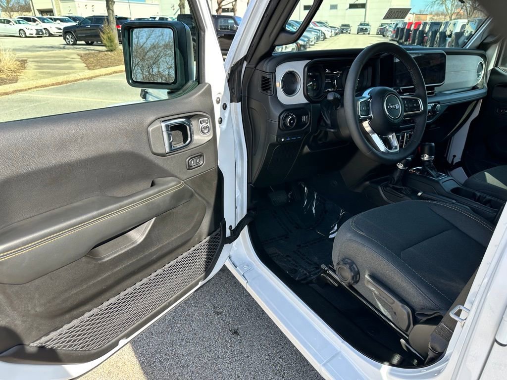Used 2025 Jeep Wrangler Unlimited Sahara w/ Safety Group image 16