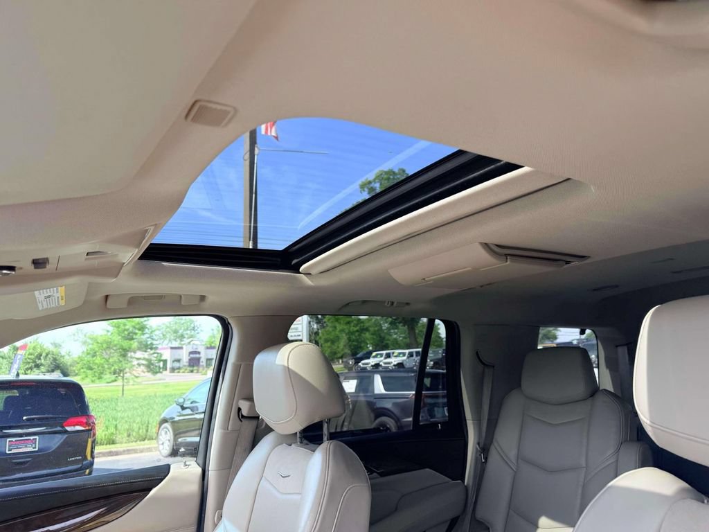 Used 2018 Cadillac Escalade Luxury AWD/4WD image 18
