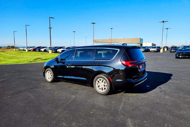 Used 2024 Chrysler Pacifica Touring-L FWD image 5
