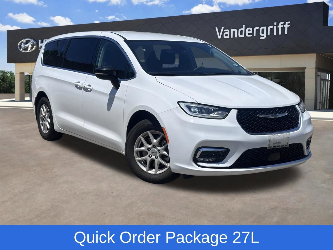 Used 2024 Chrysler Pacifica Touring-L FWD image 1