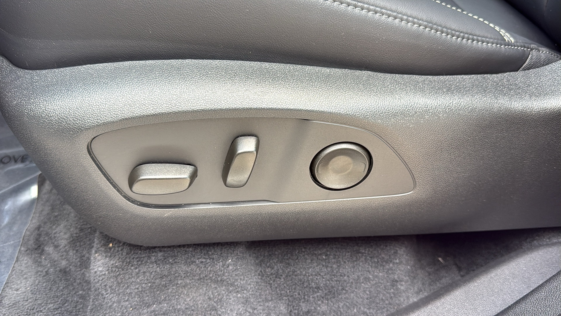 Used 2026 GMC Acadia Elevation w/ Elevation Premium Package FWD image 12