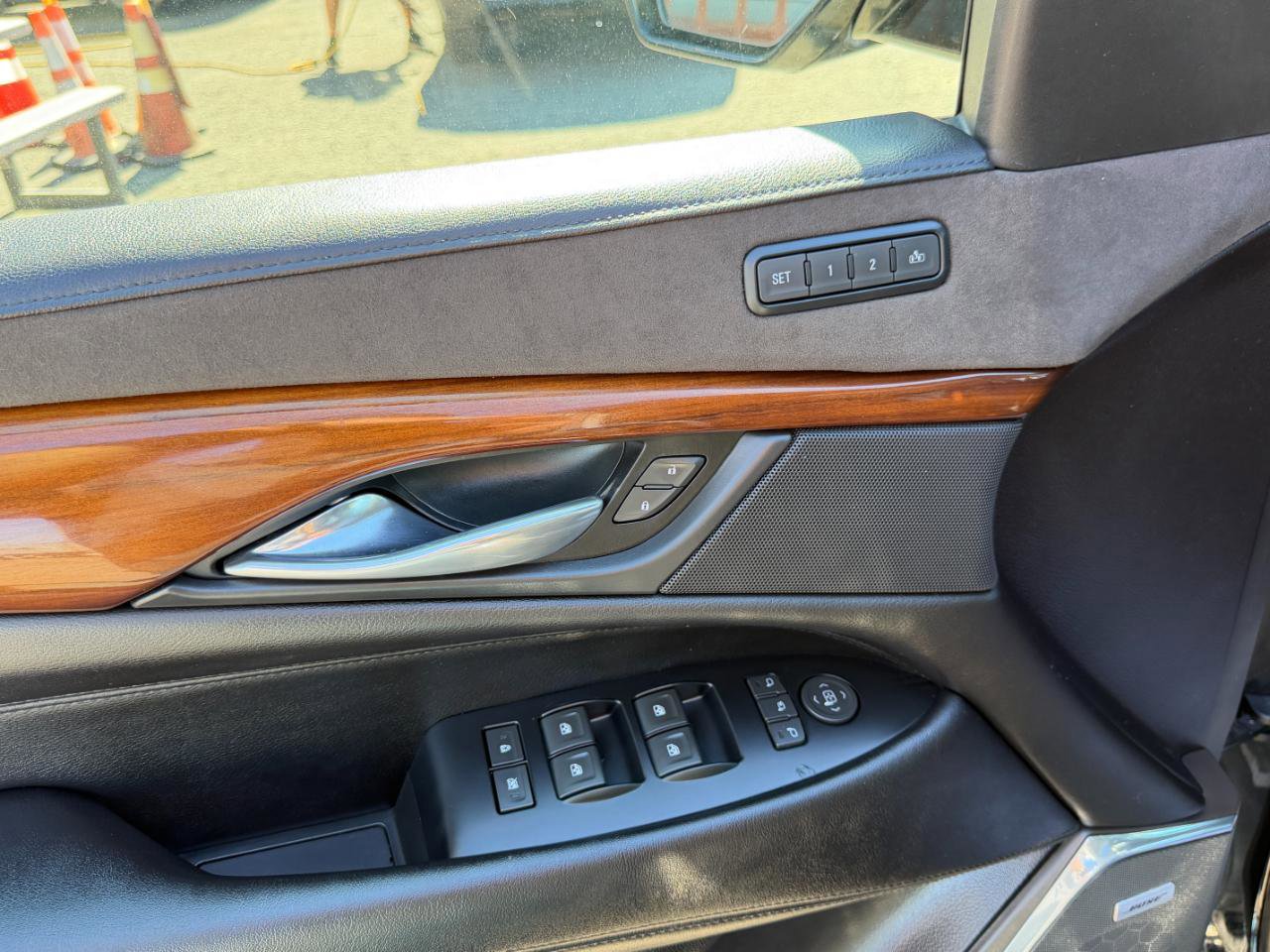 Used 2018 Cadillac Escalade Luxury AWD/4WD image 16