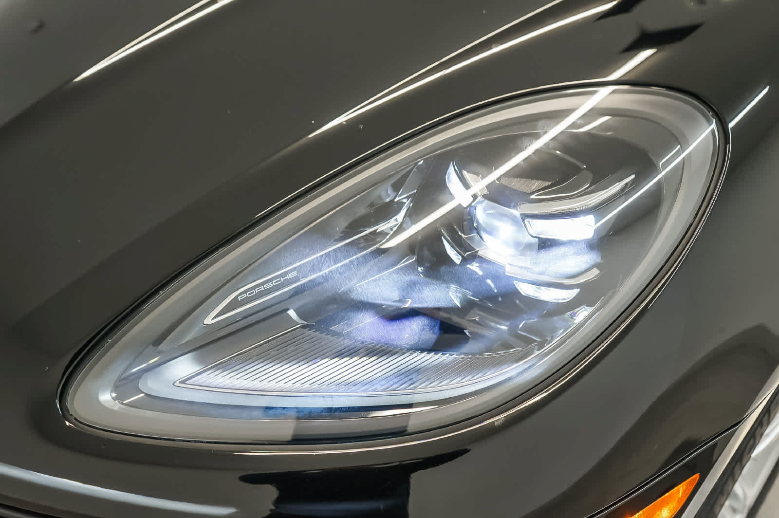 Certified 2026 Porsche Macan AWD/4WD image 9