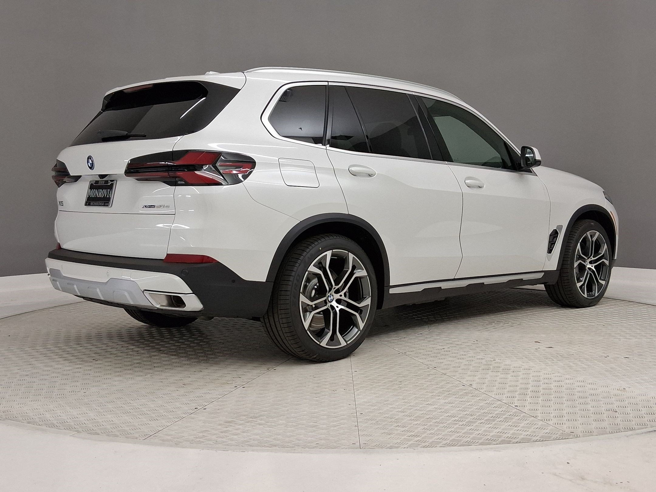 New 2026 BMW X5 xDrive50e w/ Premium Package AWD/4WD image 7