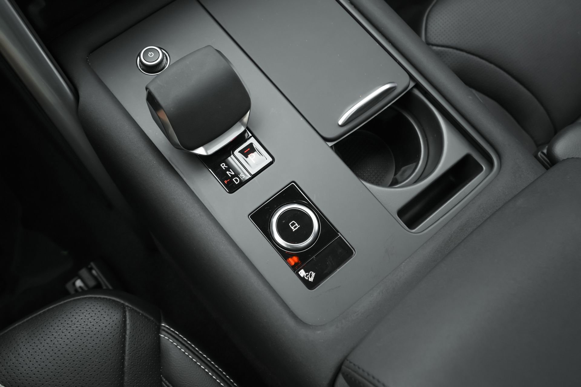 Used 2024 Land Rover Discovery S image 16