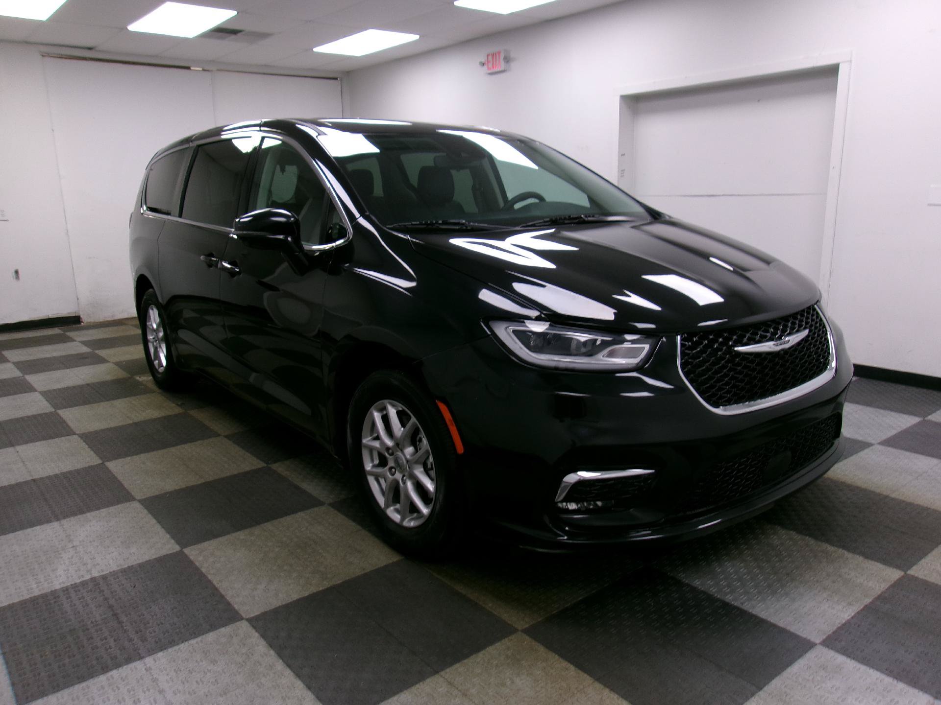 Used 2024 Chrysler Pacifica Touring-L FWD image 17