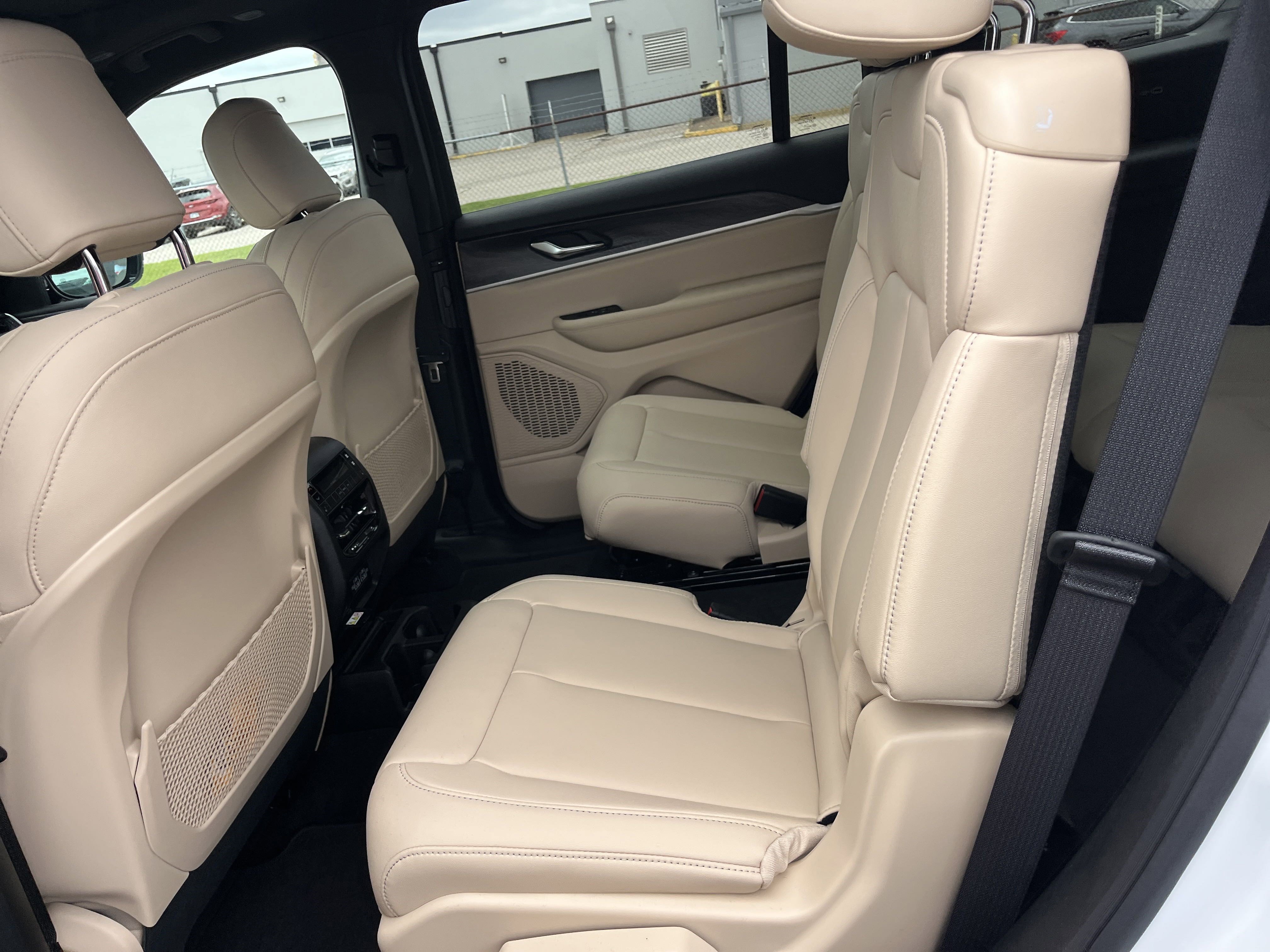 New 2025 Jeep Grand Cherokee L Limited w/ Black Appearance Package image 6