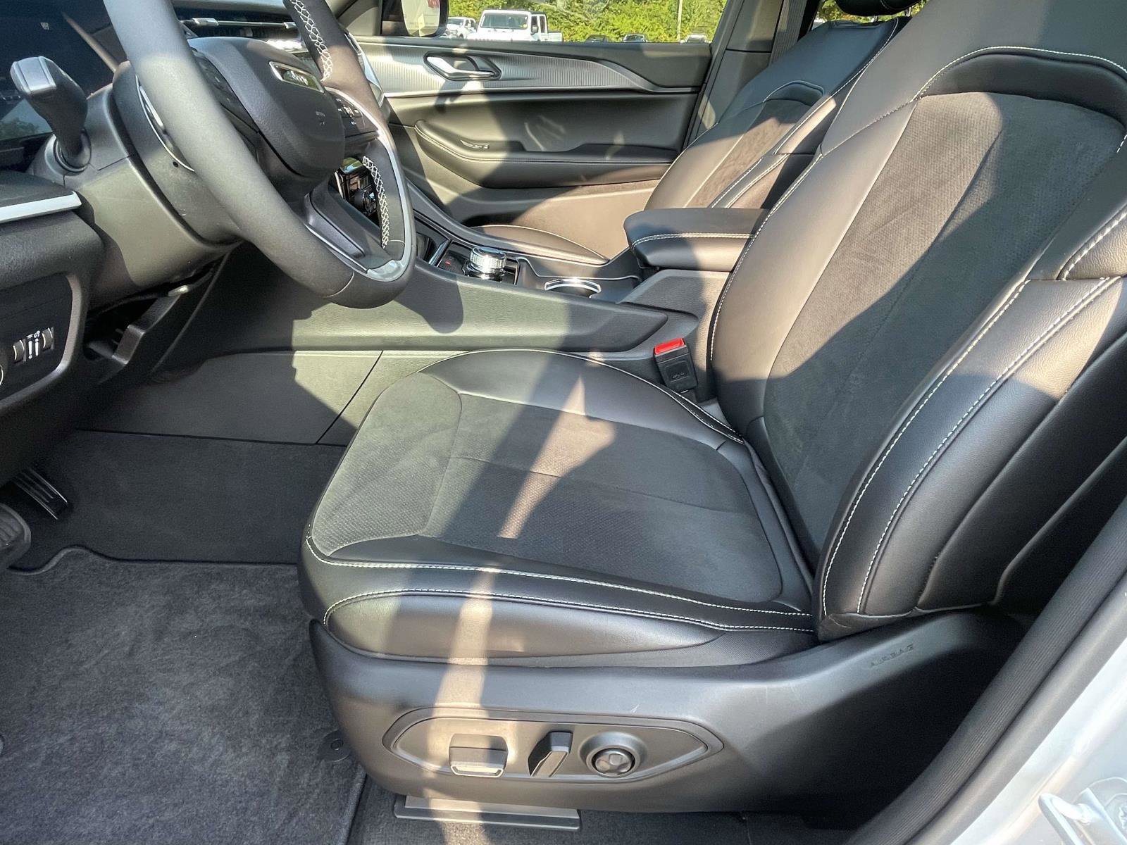 Used 2025 Jeep Grand Cherokee Altitude image 17