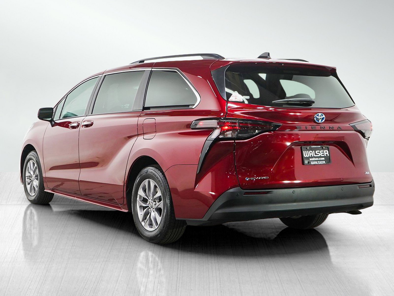 Used 2025 Toyota Sienna XLE w/ XLE Plus Package AWD/4WD image 3