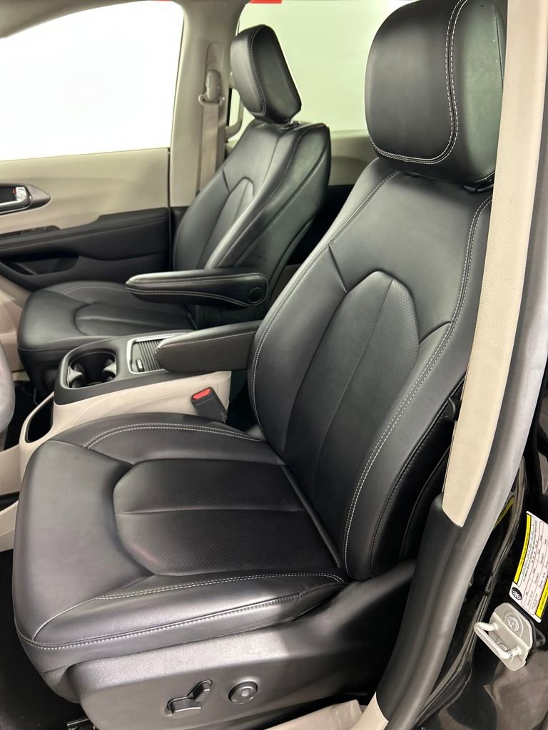 Used 2024 Chrysler Pacifica Select image 12