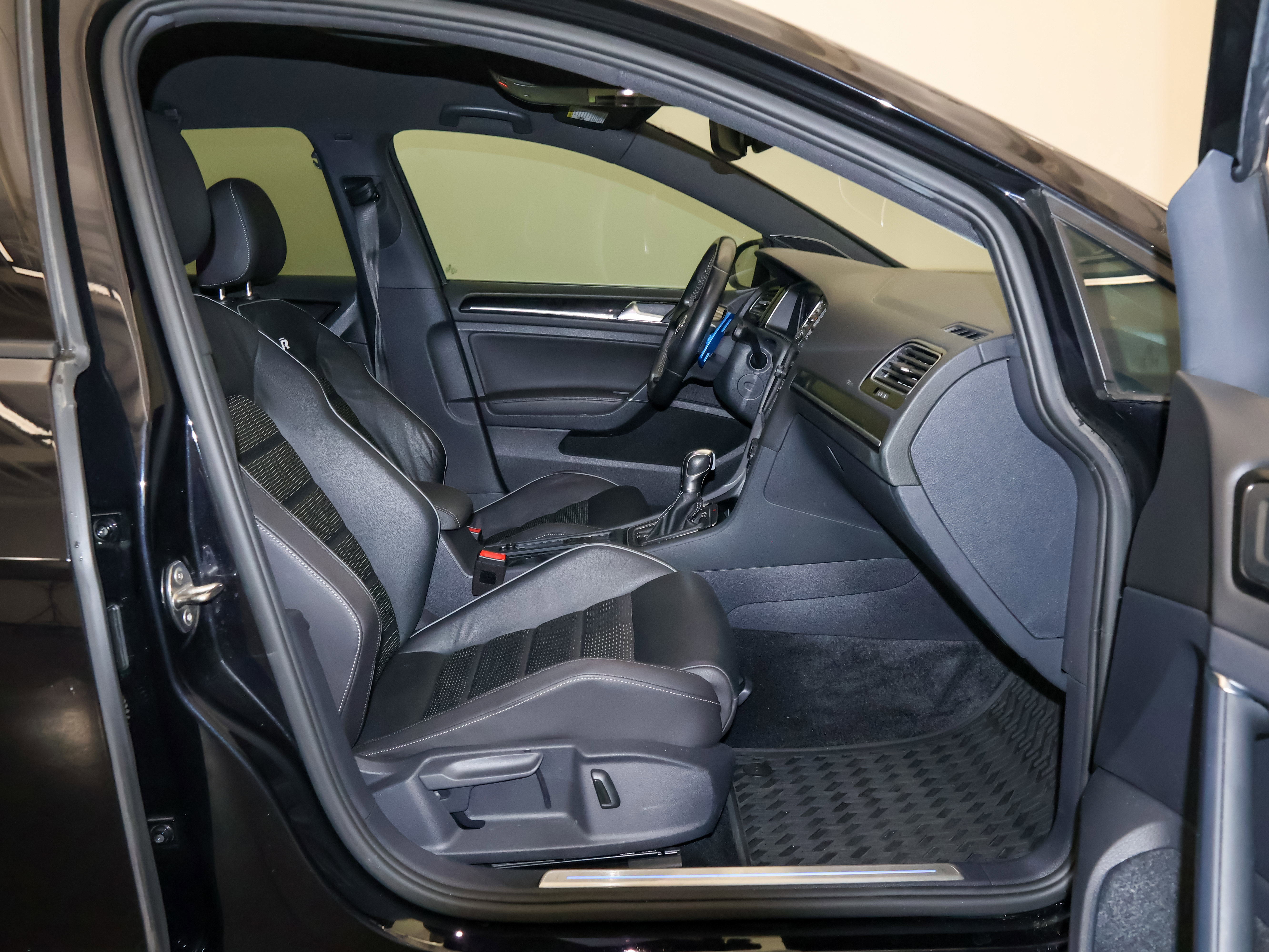 Used 2019 Volkswagen Golf R 4-Door image 42