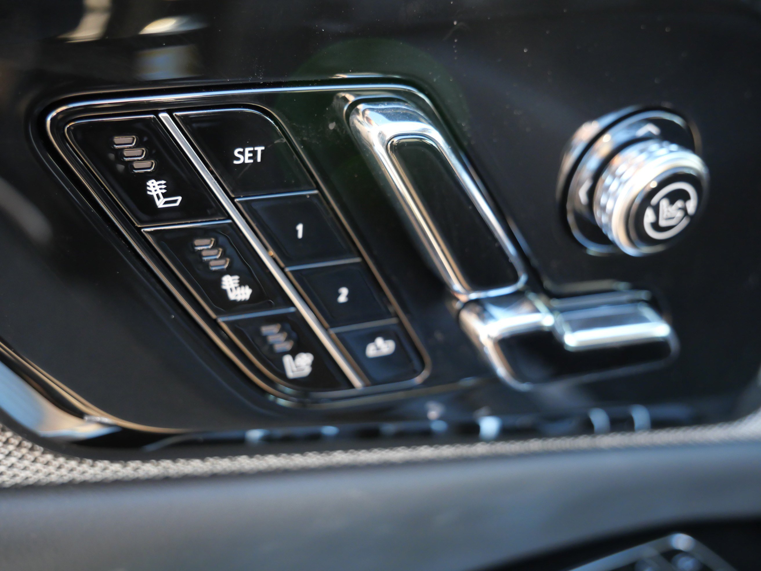 Used 2025 Cadillac Optiq Sport 2 w/ LPO, ONYX Package image 17