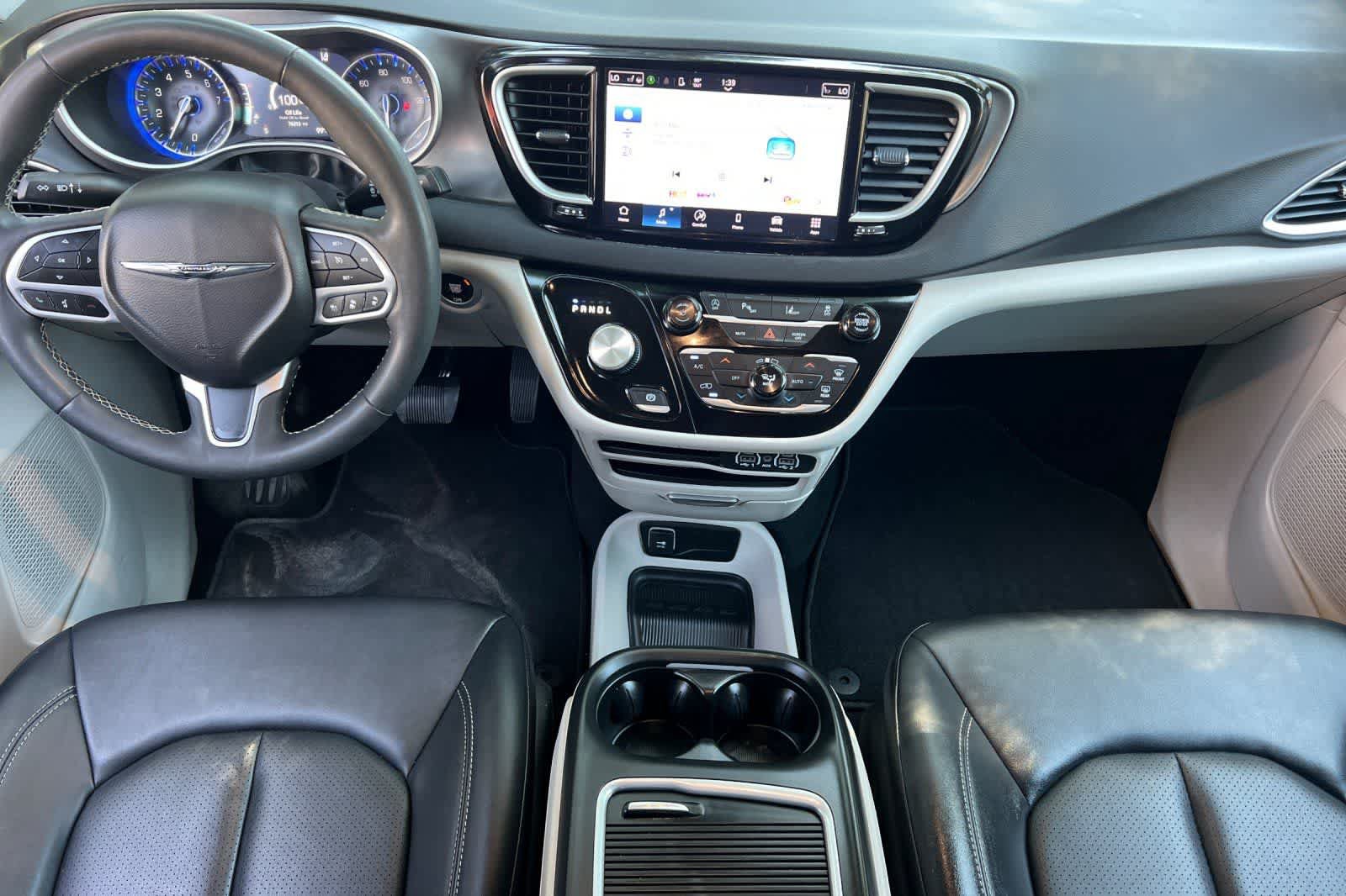 Used 2024 Chrysler Pacifica Touring-L FWD image 4