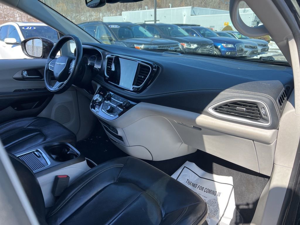 Used 2022 Chrysler Pacifica Touring-L w/ Uconnect Theater Family Group image 29