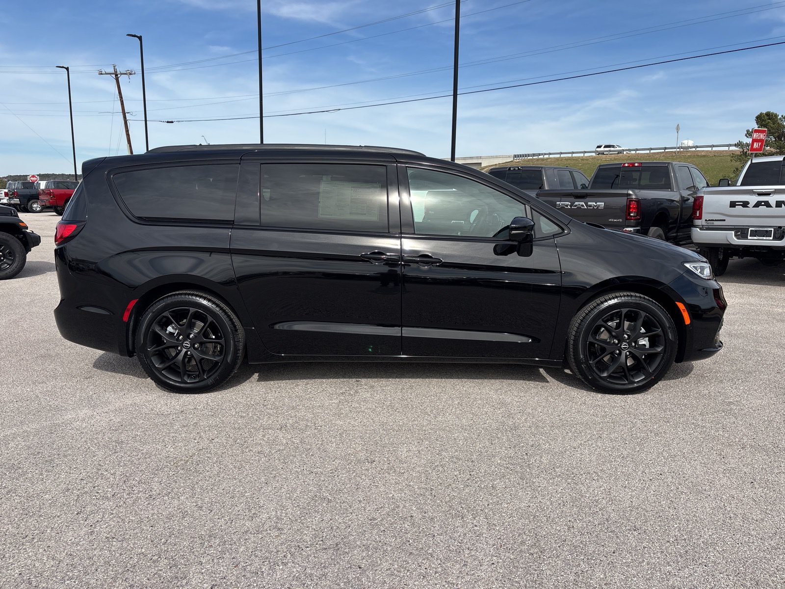 New 2026 Chrysler Pacifica Select w/ S Appearance Package FWD image 7
