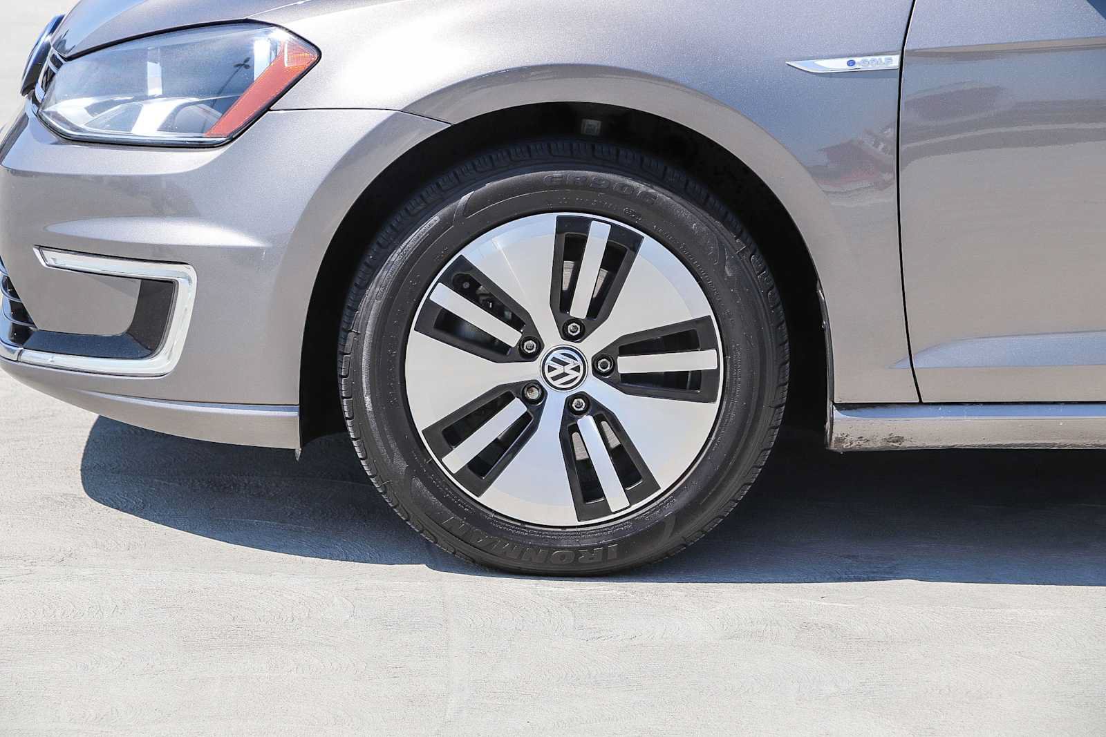 Used 2016 Volkswagen e-Golf SE FWD image 11