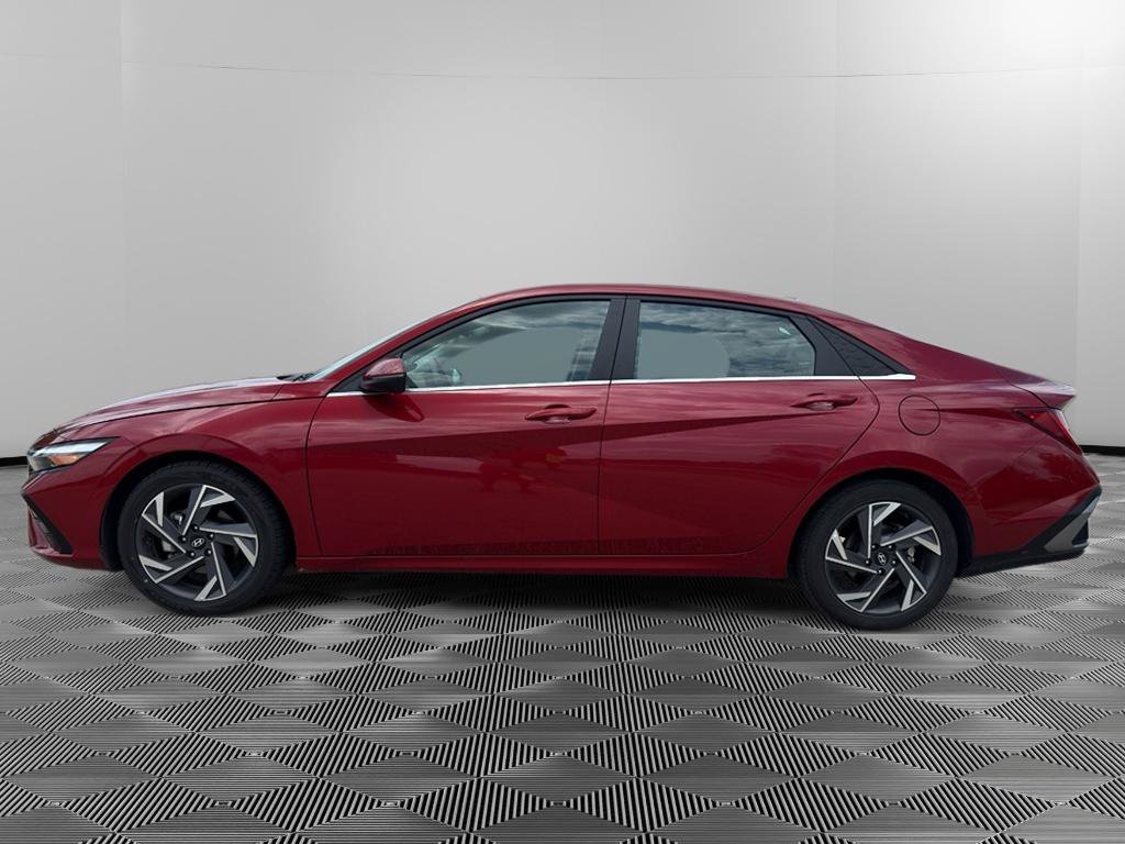 Used 2025 Hyundai Elantra Limited FWD image 2