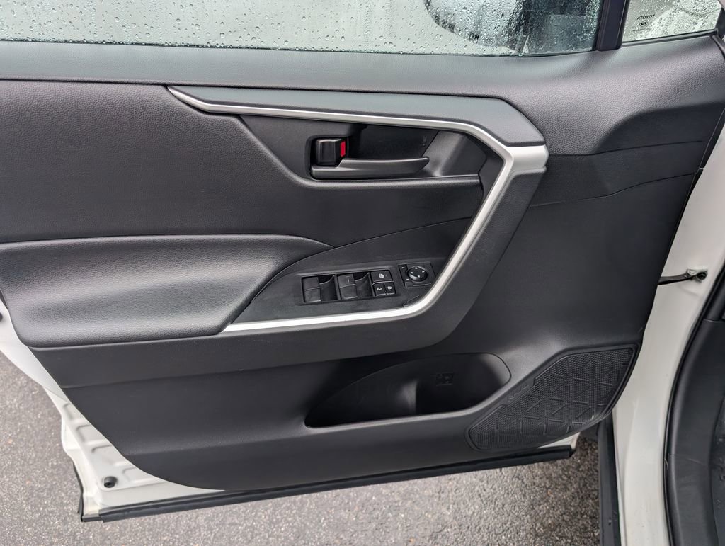 Used 2021 Toyota RAV4 LE AWD/4WD image 13