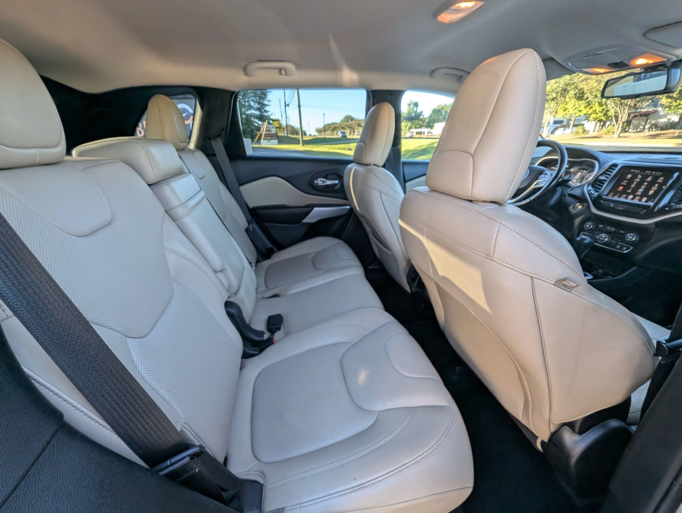 Used 2017 Jeep Cherokee Limited w/ Luxury Group AWD/4WD image 48