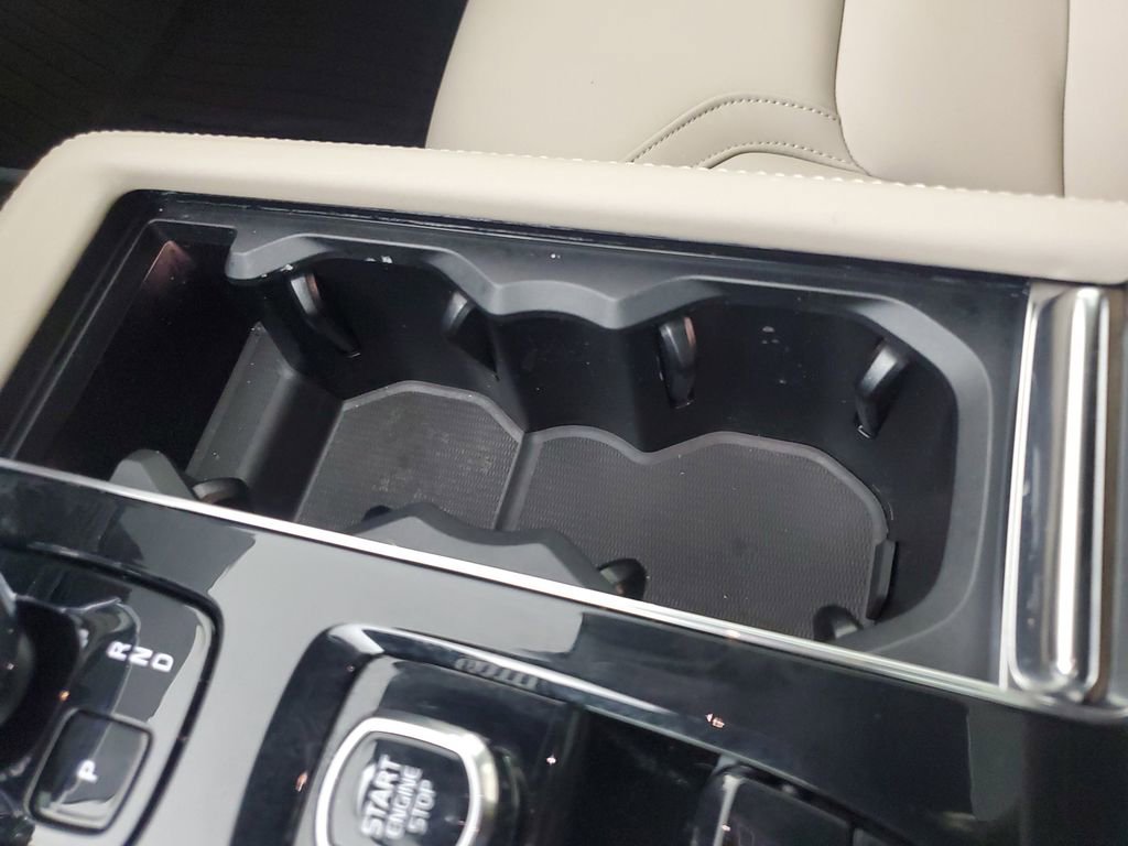 Certified 2025 Volvo XC90 B6 Core w/ Climate Package image 33