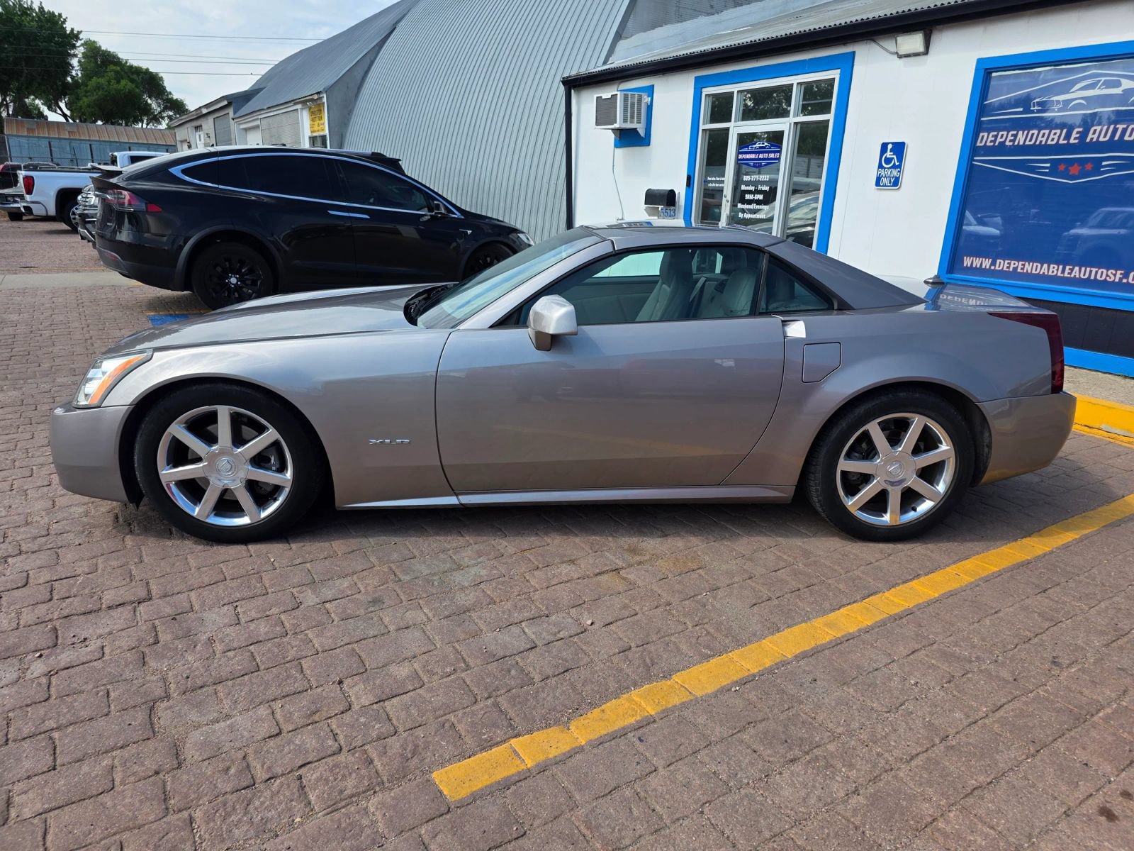 Used 2004 Cadillac XLR RWD image 9