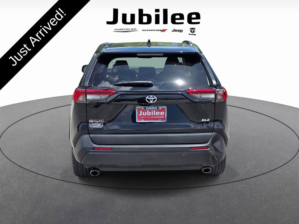 Used 2021 Toyota RAV4 XLE w/ Convenience Package FWD image 3