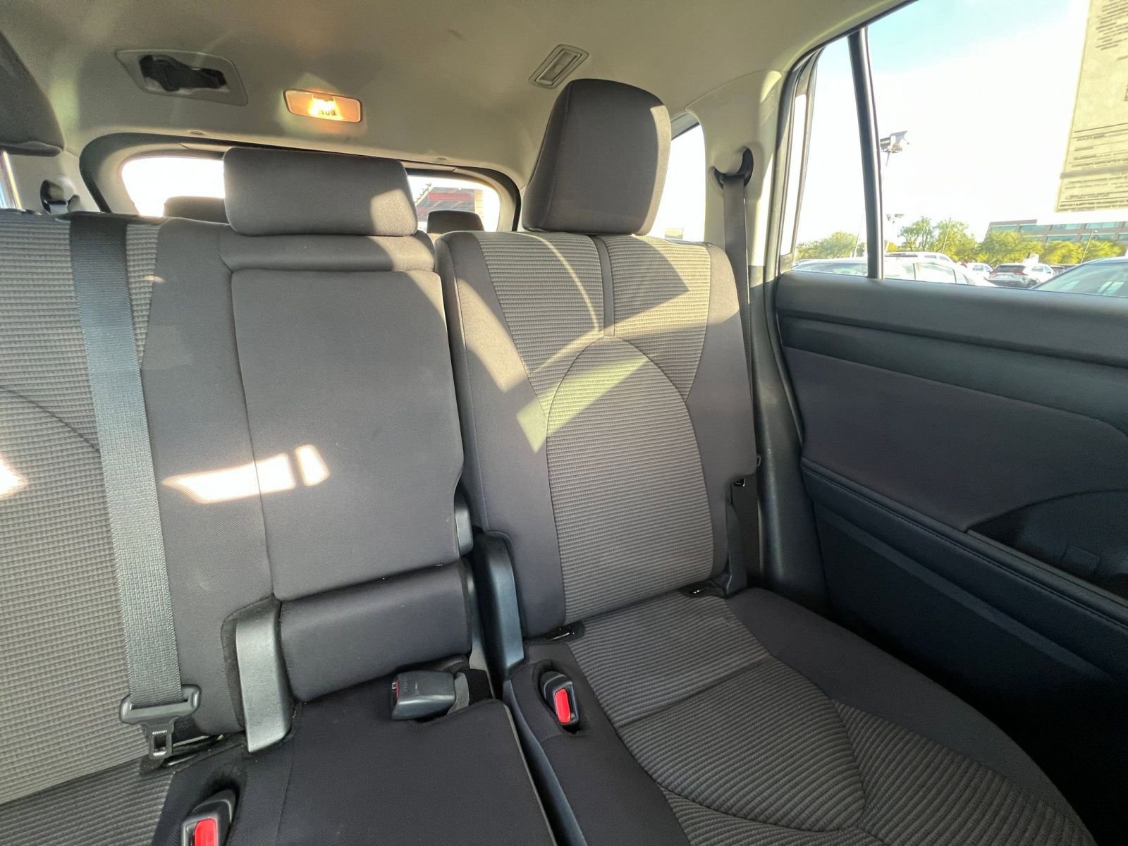 Used 2025 Toyota Highlander LE image 39