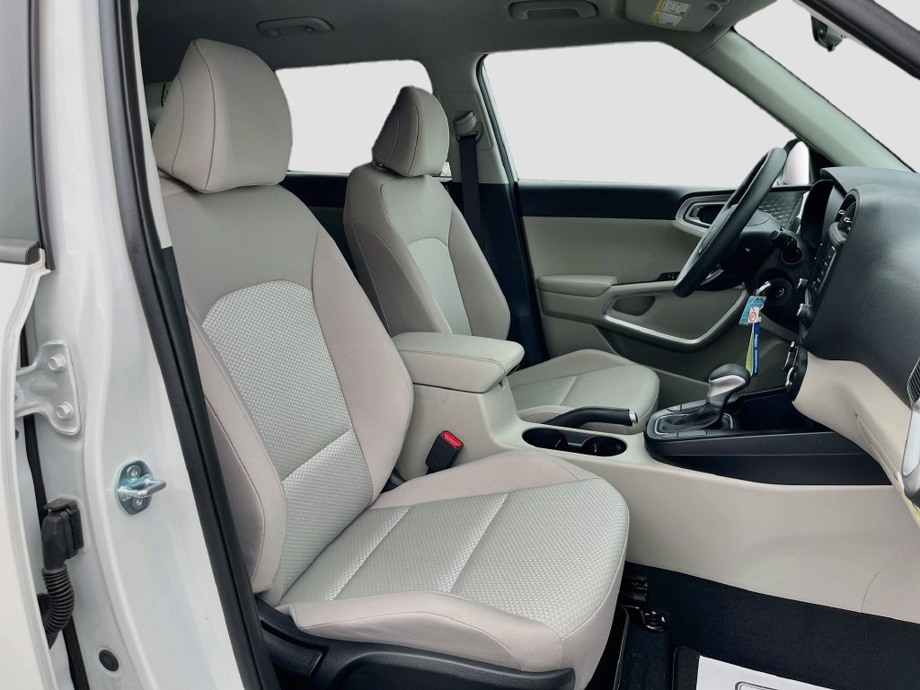 Certified 2025 Kia Soul LX w/ LX Technology Package FWD image 30