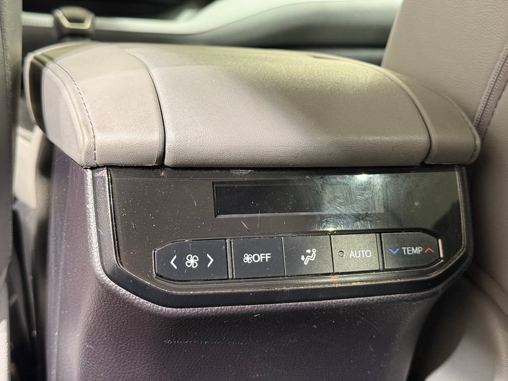 Used 2023 Toyota Highlander XLE AWD/4WD image 22