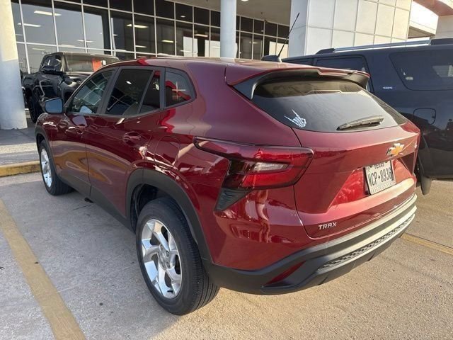 Used 2024 Chevrolet Trax LS w/ LS Convenience Package FWD image 6