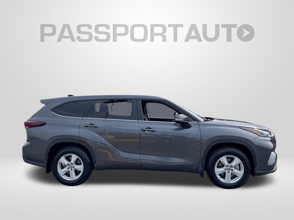 Used 2025 Toyota Highlander LE AWD/4WD image 9