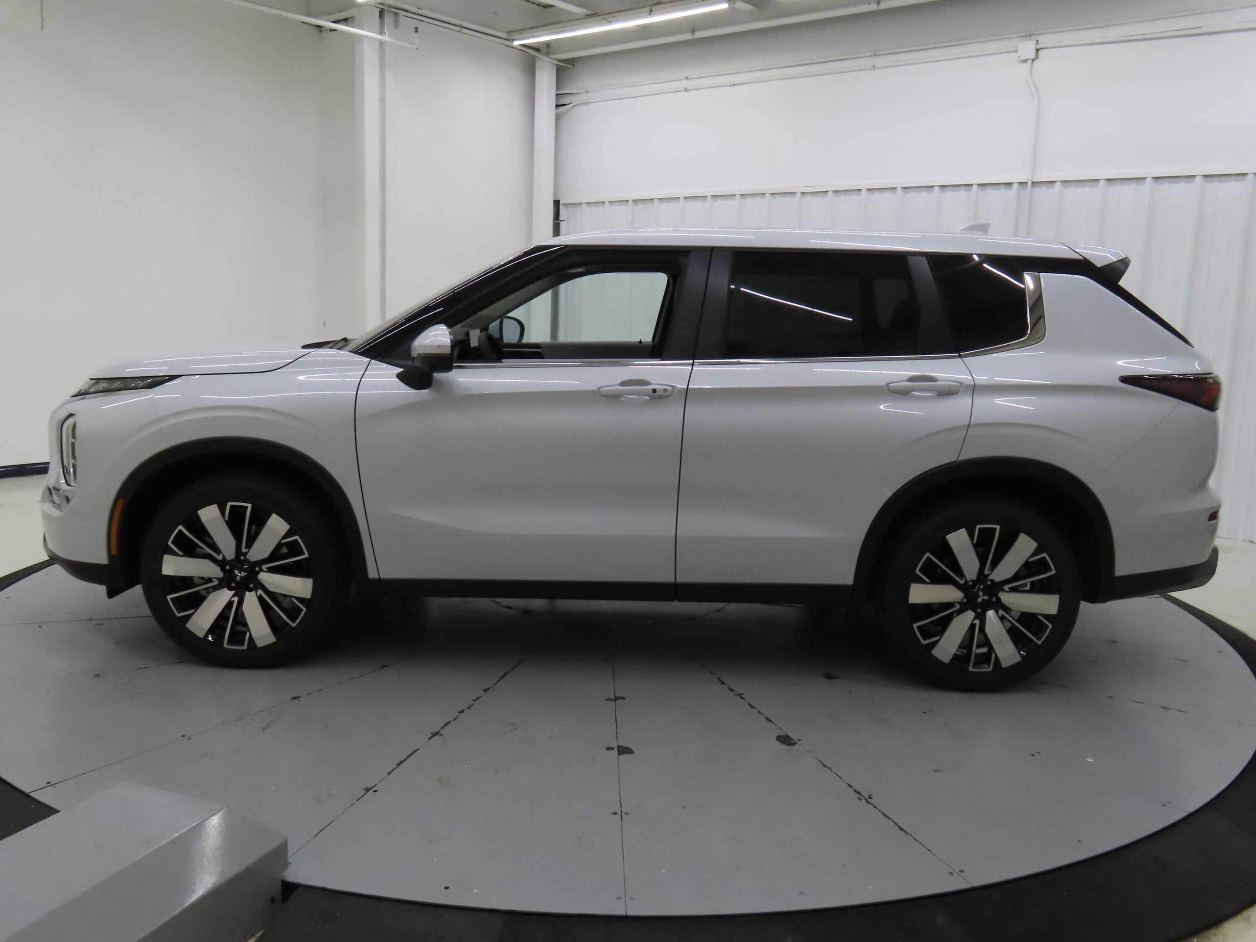 New 2025 Mitsubishi Outlander SE image 3