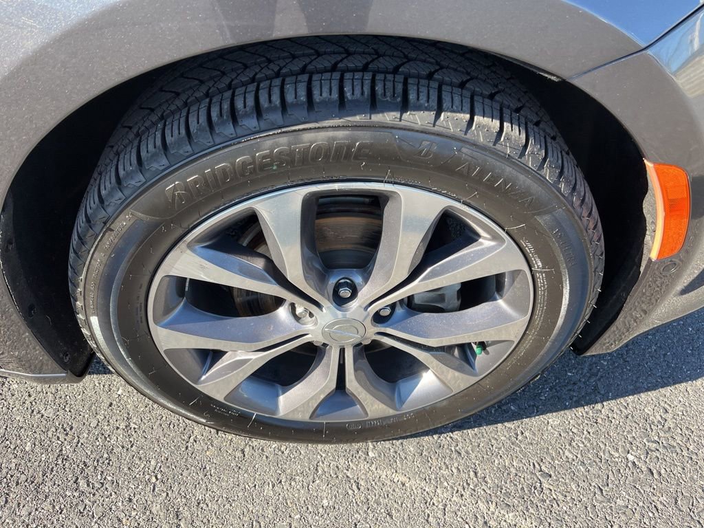Used 2018 Chrysler Pacifica Limited w/ Tire & Wheel Group image 11