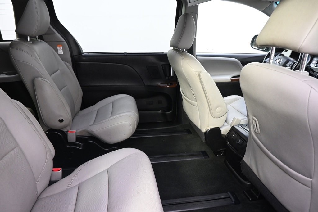 Used 2017 Toyota Sienna Limited Premium image 16