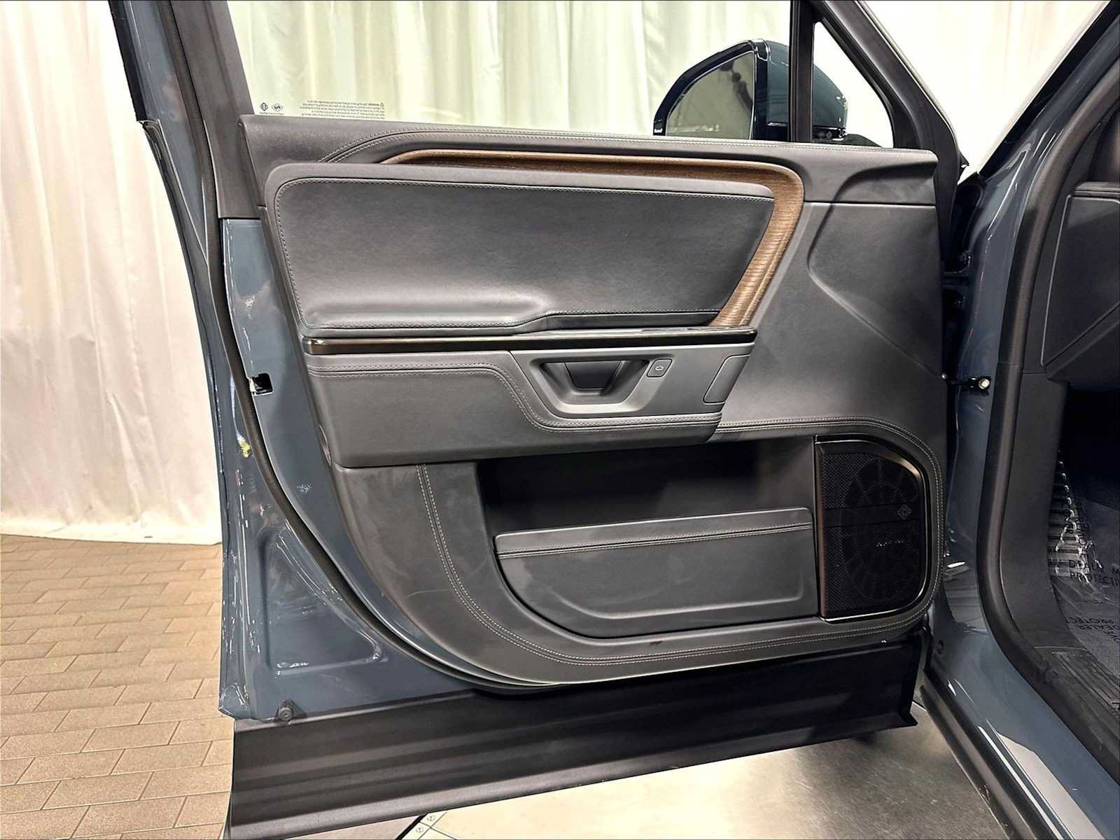 Used 2025 Rivian R1S Premium AWD/4WD image 24