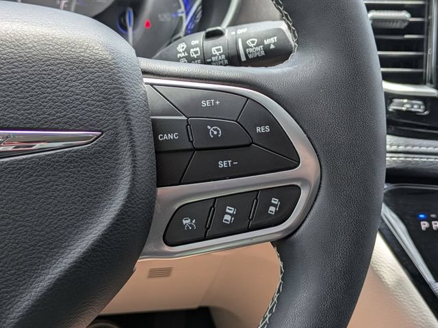Used 2024 Chrysler Pacifica Touring-L AWD/4WD image 31