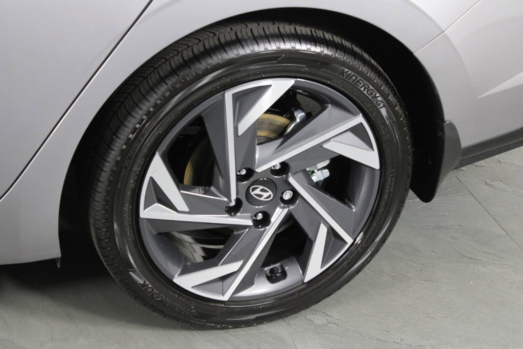 Used 2025 Hyundai Elantra SEL image 11