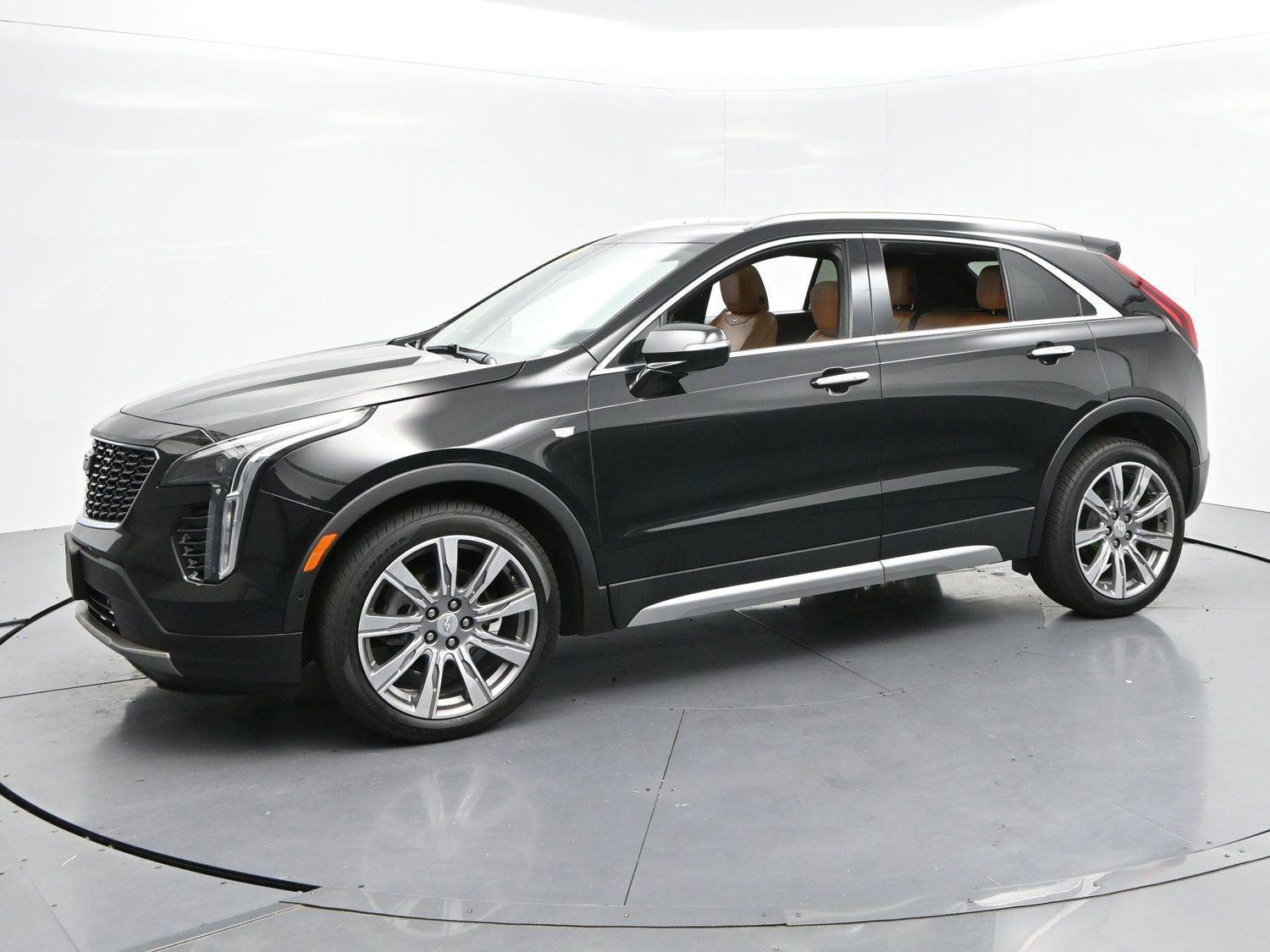 Certified 2022 Cadillac XT4 Premium Luxury w/ Enhanced Visibility Package AWD/4WD image 4