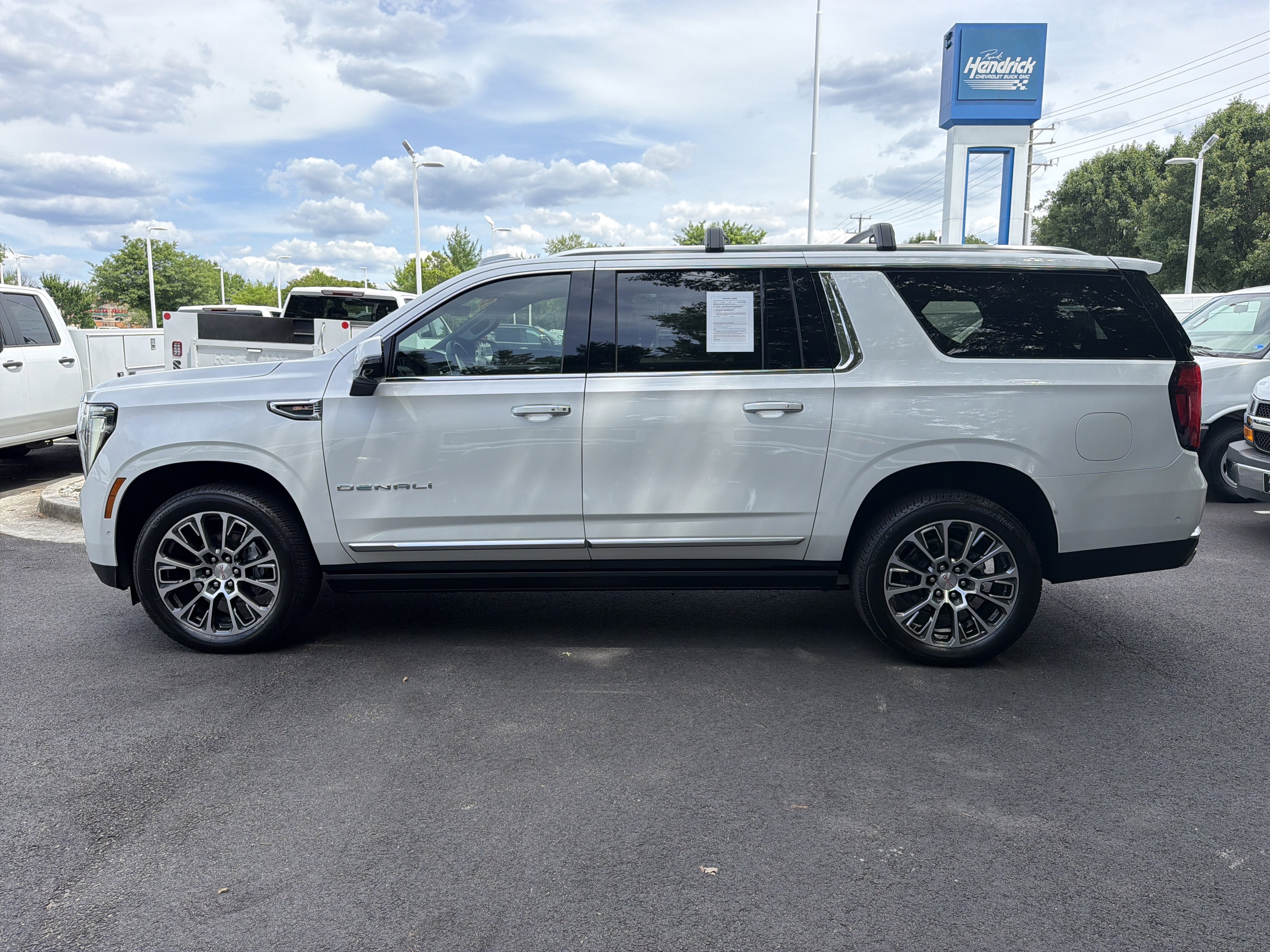 Used 2025 GMC Yukon XL Denali w/ Denali Reserve Package AWD/4WD image 7