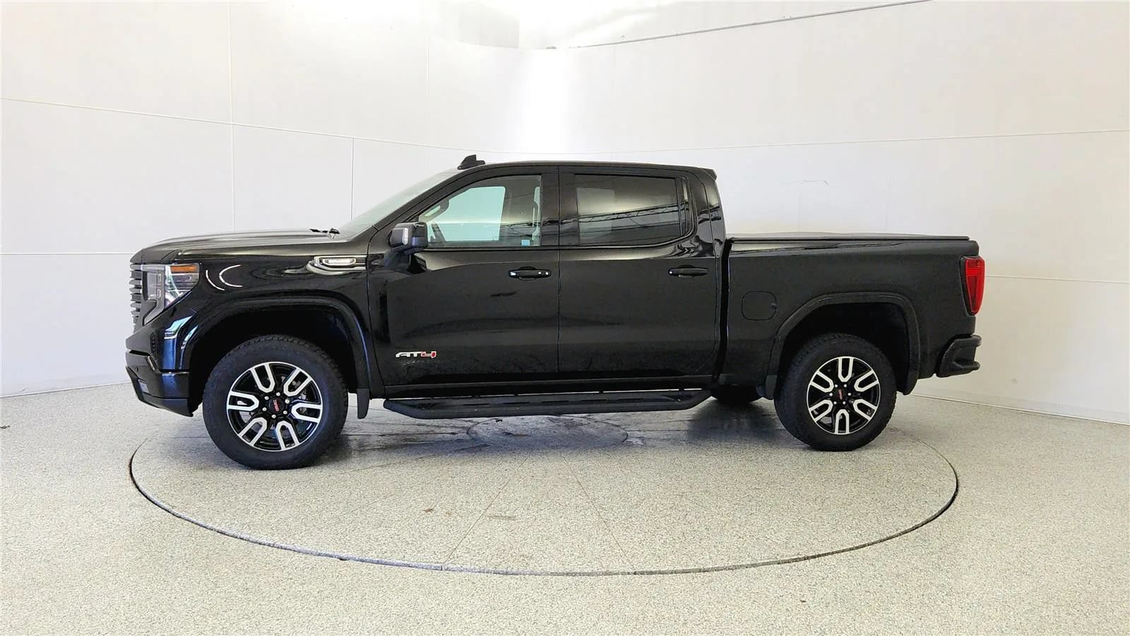 Used 2025 GMC Sierra 1500 AT4 w/ Technology Package AWD/4WD image 4